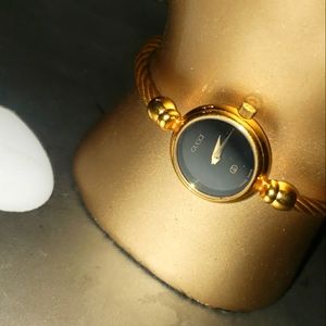 Womens GUCCI wristwatch.